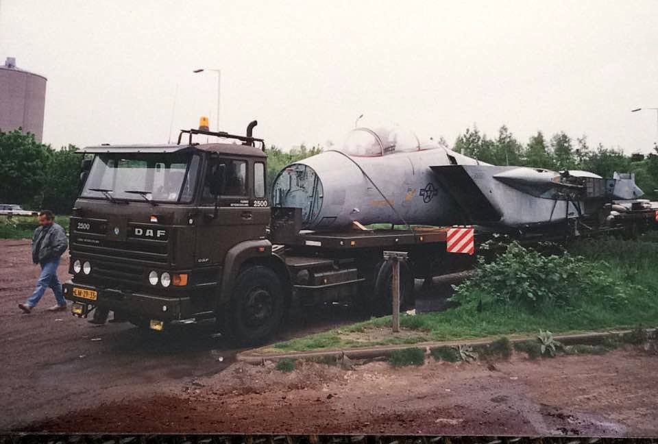 De laatste F15 Eagle van de Amerikaanse 32nd Fighter Group die op Soesterberg is overgebleven, wordt vervoerd in 1994 naar RAF Lakenheath.